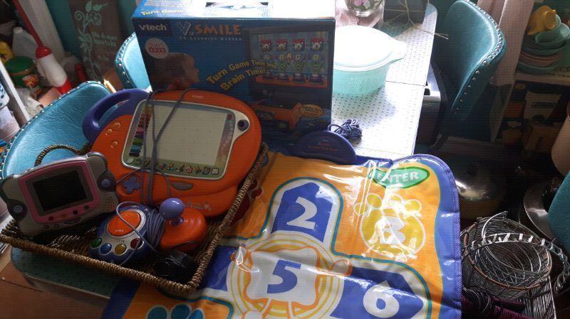Vtech V Smile game with 17 games Art studio Dance mat and more