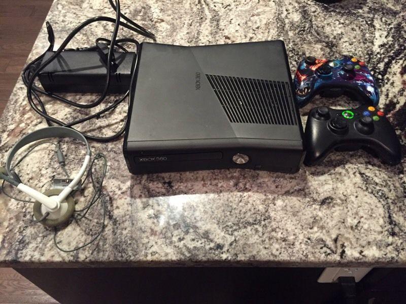 XBOX 360 with microphone / headset controllers Halo 4 GTA 5