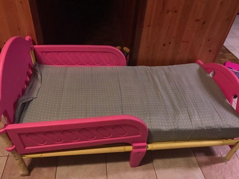 Toddler bed for girl
