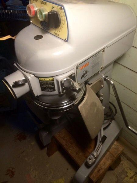 Globe SP20 commercial dough mixer