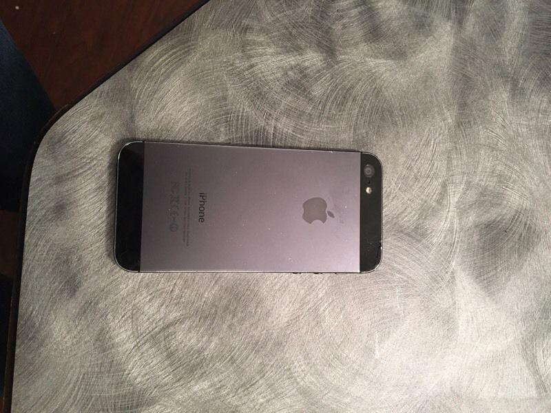 Black iPhone 5 16gb (Locked with Rogers)