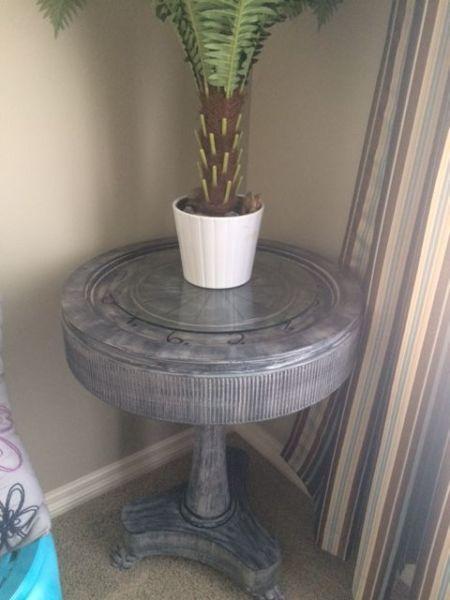 GREY SIDE TABLE / PLANT STAND VERY GOOD CONDITION