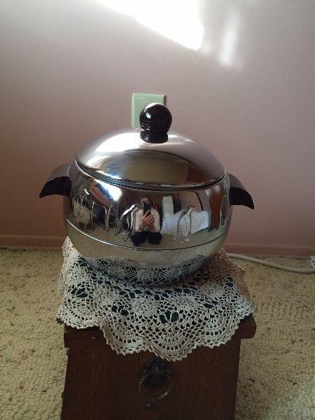 WESTBEND Deco Penguin Bakelite Hot/Cold Sever