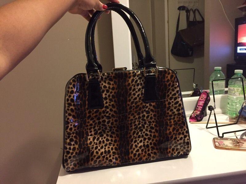 Pretty leopard purse