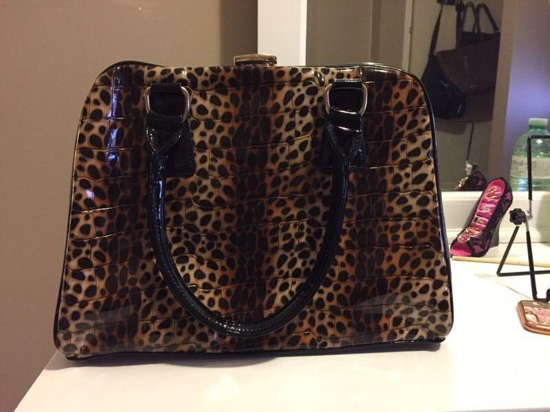 Pretty leopard purse