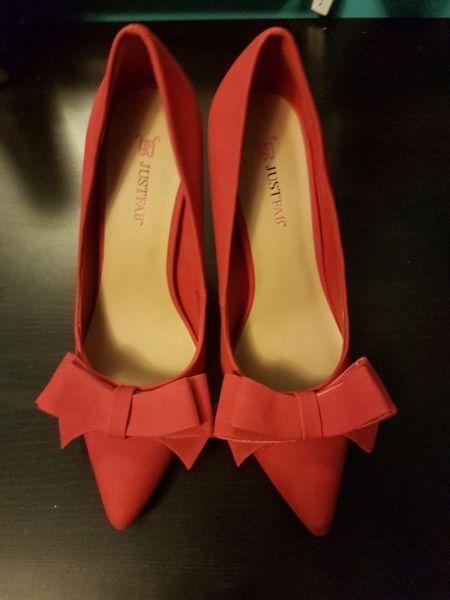 Bought on justfab.com never worn pumps!